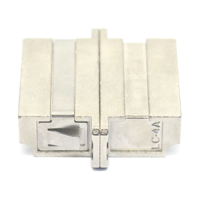 Adaptador de fibra óptica quadruplex com flange em caixa de metal