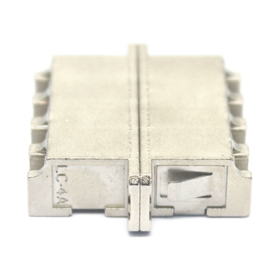 Adaptador de fibra óptica quadruplex com flange em caixa de metal