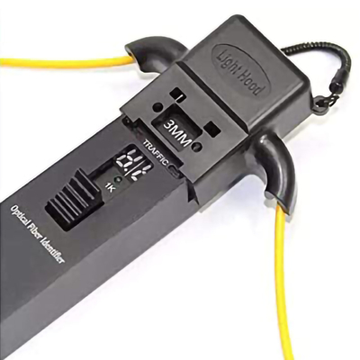 Identificador de fibra FTTH de revestimento metálico para a faixa de comprimento de onda identificada 800-1700 nm em FTTH